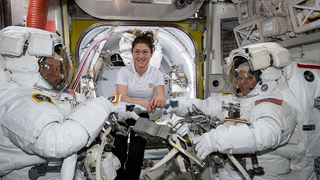 La NASA cancela el paseo espacial con mujeres astronautas porque no hay suficientes trajes de la talla adecuada